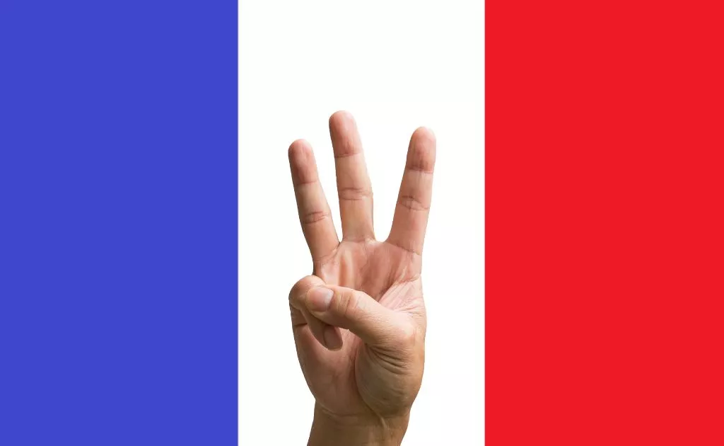 tre dite con bandiera francese